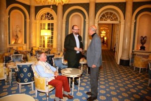 Le Prince Robert de Luxembourg -Château Haut Brion, Mr Aubert de Villaine du Domaine de la Romanée Conti et le journaliste Hugh Johnson -Villa d'Este Wine Symposium